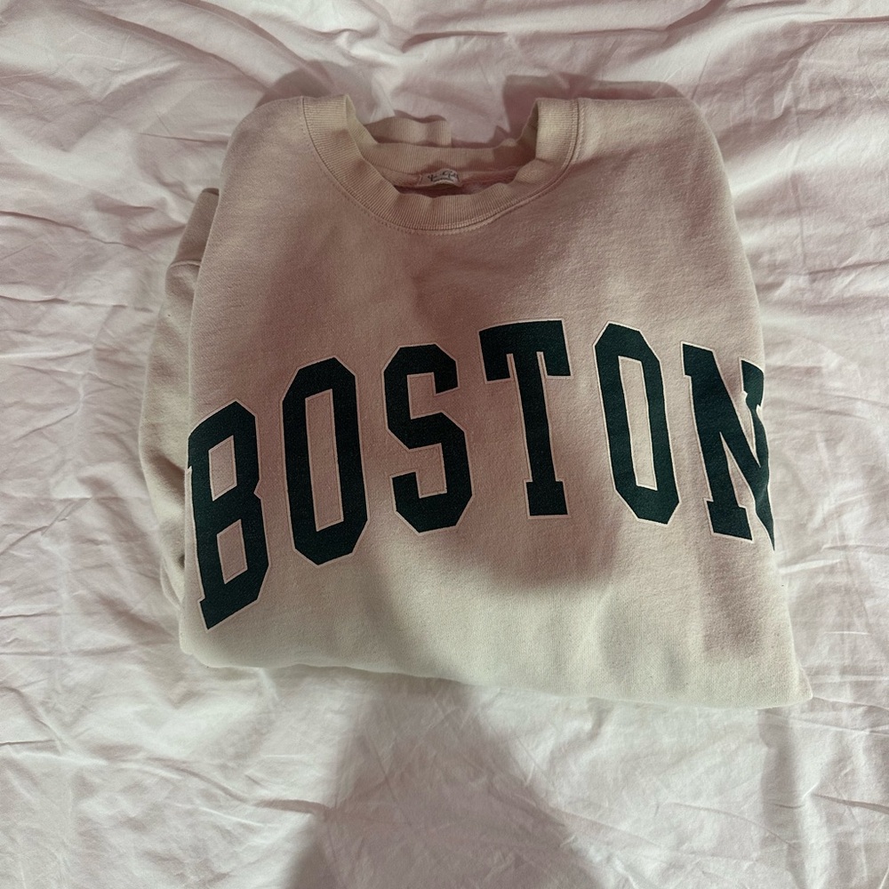 Brandy Melville crewneck with pockets! Worn only a couple of times